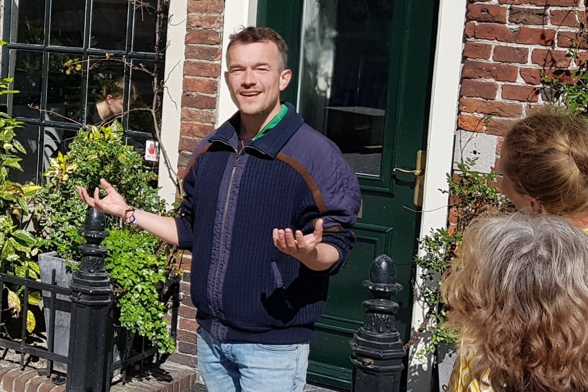Stadsgids Jelger Staal tijdens een Street Art Tour in Groningen